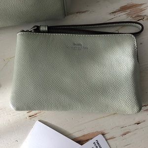 NWT CORNER ZIP WRISTLET  -   MINT /PALE GREEN